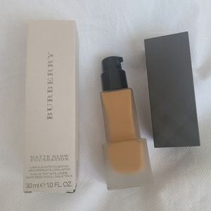 Burberry Women's Matte Glow Foundation Dark Warm No.120